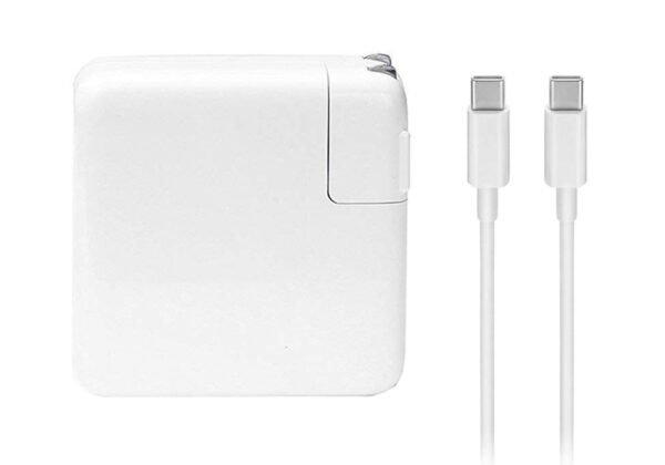 Ce chargeur MacBook USB-C 61 W est spécialement conçu pour les Macbook Pro 13″ dotés de ports Thunderbolt 3 (USB-C). Composé d’un adaptateur secteur USB-C de 61 W et d’un câble de charge USB-C, il présente les mêmes performances de charge que celui d’origine : une charge rapide tout en sécurité à la maison comme au bureau !